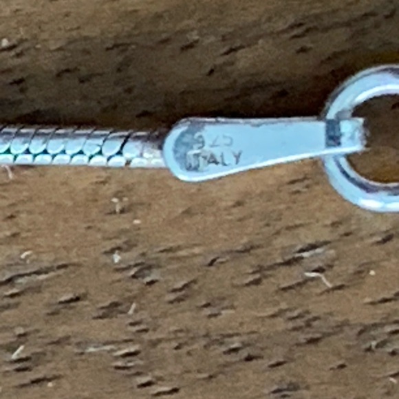 Italian made Sterling silver chain with red sphere of diamond shaped pieces. - Picture 3 of 3